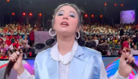 Dewi Perssik, Janda Kembang Super Cantik Dituduh Pakai Ajian Susuk - GenPI.co Sultra