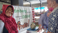 200 Pedagang Pasar Kendari Happy, Sulkarnain Bagi-Bagi Bantuan - GenPI.co Sultra