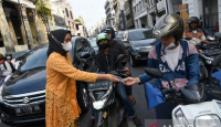 Hari Kartini, Polwan di Sumut Pakai Kebaya Bagi Takjil - GenPI.co Sumut