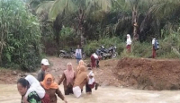 Puluhan Siswa di Madina Menantang Maut Demi Sekolah - GenPI.co Sumut