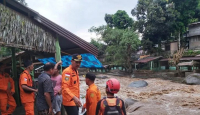 Banjir Bandang Sungai Sembahe, Minibus Terseret Arus - GenPI.co Sumut