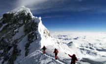 Penting Nih Bestie, 4 Aturan Mendaki Gunung yang Perlu Lo Ketahui - GenPI.co
