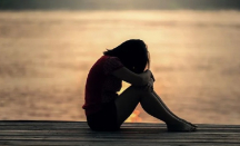 3 Gejala Fisik Seseorang Sedang Kesepian, Termasuk Sering Demam - GenPI.co