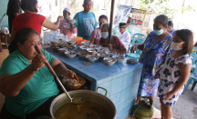 Sekumpulan Anak Muda Bagi-bagi Makan Gratis Lansia dan Dhuafa - GenPI.co