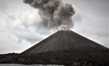 Anak Krakatau Semburkan Lava, Warga Pesisir Diminta Waspada - GenPI.co
