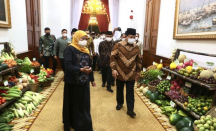 Silaturahmi Buah Nanas Ala Khofifah dan Prabowo - GenPI.co