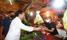 Blusukan ke Pasar Cibinong, Jokowi Bagi-bagi Sesuatu ke Pedagang - GenPI.co