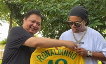Ronaldinho Beri Jersey Brasil ke Airlangga Hartarto - GenPI.co