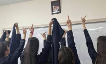 Protes Antihijab Tulari Siswi Iran, Ayatollah Khamenei Dapat Jari Tengah - GenPI.co