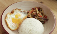 Resep Sambal Terung, Makan Pakai Nasi & Telur Ceplok Makin Nikmat! - GenPI.co