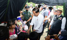 Sambangi Pengungsian Cianjur, Jokowi Bagi Ayam dan Bingkisan - GenPI.co