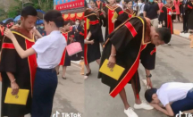 Viral di TikTok, Adik Sujud di Kaki Kakak saat Wisuda Kuliah - GenPI.co