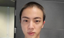 Jelang Wamil, Jin BTS Unggah Selfie dengan Rambut Baru - GenPI.co