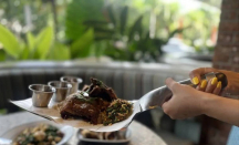 Sensasi Makan di Piring Bentuk Sekop Besar di Kafe The Garden Jakarta - GenPI.co