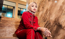 Nathalie Holscher Lepas Hijab, Umi Pipik Tidak Kecewa - GenPI.co