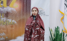 Ibu Oki Setiana Dewi Sakit saat Naik Haji - GenPI.co