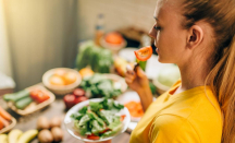 7 Tips Menahan Godaan Makan Saat Diet, Jangan Sampai Gagal - GenPI.co