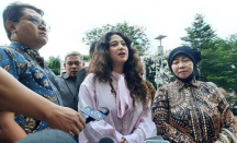 Dewi Perssik Geram Sapi Kurbannya Ditolak Ketua RT - GenPI.co