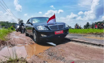 Jokowi Seperti Offroad di Jalan Rusak Lampung, Wanita Hamil Bisa Melahirkan - GenPI.co