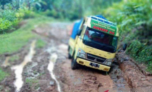 Jalan Rusak di Cianjur Tak Diperbaiki, Warga Mengibaratkan Sungai Kering - GenPI.co