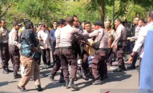 Satpam dan Pegawai Universitas Mataram Diduga Aniaya Mahasiswa Demonstran - GenPI.co