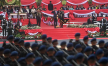 Jaga Rumput GBK, Presiden Jokowi Jalan Kaki Periksa Pasukan HUT Bhayangkara - GenPI.co