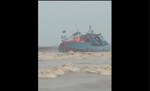 Cuaca Buruk, Sebuah Kapal Terdampar di Pantai Niyama Tulungagung - GenPI.co