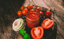 Rutin Minum Jus Tomat Setiap Pagi Saat Perut Kosong, Khasiatnya Dahsyat - GenPI.co