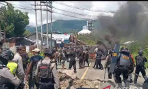 Polisi Buka Paksa Blokade Jalan Trans Papua Barat yang Ganggu Aktivitas Warga - GenPI.co