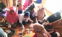 Mak Ganjar Latih Ibu-ibu Bikin Bola-bola Cokelat untuk Tingkatkan Ekonomi - GenPI.co