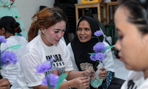 Manfaatkan Limbah Plastik, Mak Ganjar Ajari Ibu-ibu Bikin Bunga Hias - GenPI.co