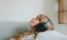 Manfaat Luar Biasa Mendengarkan Musik di Pagi Hari, Cobain Deh! - GenPI.co