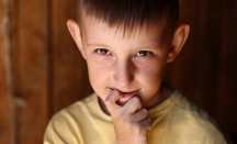 5 Cara Efektif Membantu Anak Berhenti Menggigit Kuku - GenPI.co