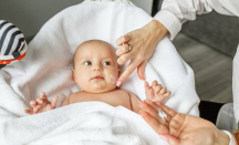 Bayi Usia 6 Bulan Boleh Pakai Tabir Surya, Moell Sunscreen Bisa Jadi Pilihan Bunda - GenPI.co