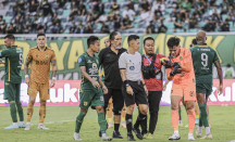 Bikin Cemas! Kiper Timnas Ernando Ari Cedera Bahu saat Bela Persebaya Lawan Bhayangkara FC - GenPI.co