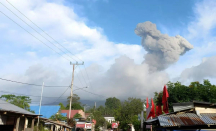 Erupsi Gunung Ibu Lontarkan Abu Vulkanik ke Arah Barat - GenPI.co