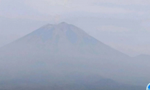 Gunung Semeru Kembali Erupsi, Muntahkan Abu Vulkanik Setinggi 400 Meter ke Arah Selatan - GenPI.co