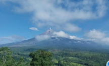 Tetap Waspada! Erupsi Terus-Menerus, Gunung Semeru Lontarkan Abu Vulkanik - GenPI.co