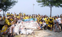 FIFGROUP dan Masyarakat Bersihkan Pantai di Pulau Pramuka - GenPI.co