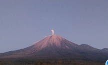 Gunung Semeru Meletus Lagi, Keluarkan Abu Vulkanik Setinggi 800 Meter - GenPI.co