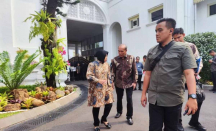 Ogah Respons Isu Mundur dari Menteri Sosial, Risma: Aku Ditunggu DPR - GenPI.co