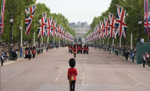 Aktivis HAM Menolak Topi Kulit Beruang Khas Pengawal Raja di Istana Buckingham - GenPI.co