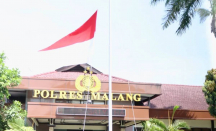 Kenang 2 Tahun Tragedi Kanjuruhan, Polres Malang Kibarkan Bendera Setengah Tiang - GenPI.co