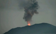 Gunung Lewotobi Laki-Laki Meletus, Keluarkan Abu Vulkanik dan Pijaran Api Setinggi 1 Km - GenPI.co