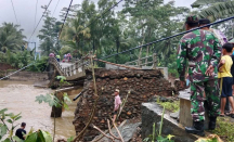 Banjir dan Longsor Landa Trenggalek, Rumah Warga Rusak dan Jembatan Putus - GenPI.co