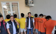 Gerebek Rumah Penampungan Rekening Judi Online di Cengkareng, 8 Orang Dikukut - GenPI.co