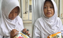 Berjualan Sambil Belajar, Kisah Mia Berjuang Ikut Lomba Matematika demi Bantu Ibu - GenPI.co