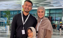 Umrah, Atiqah Hasiholan Minta Maaf Lahir Batin - GenPI.co