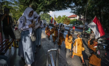 Kelelahan di Temanggung, Biksu Thudong Diantar Pakai Truk ke Magelang - GenPI.co