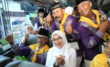 15 Tahun Jualan Koran di Masjid Agung Banyuwangi, Kakek 88 Tahun Akhirnya Naik Haji - GenPI.co